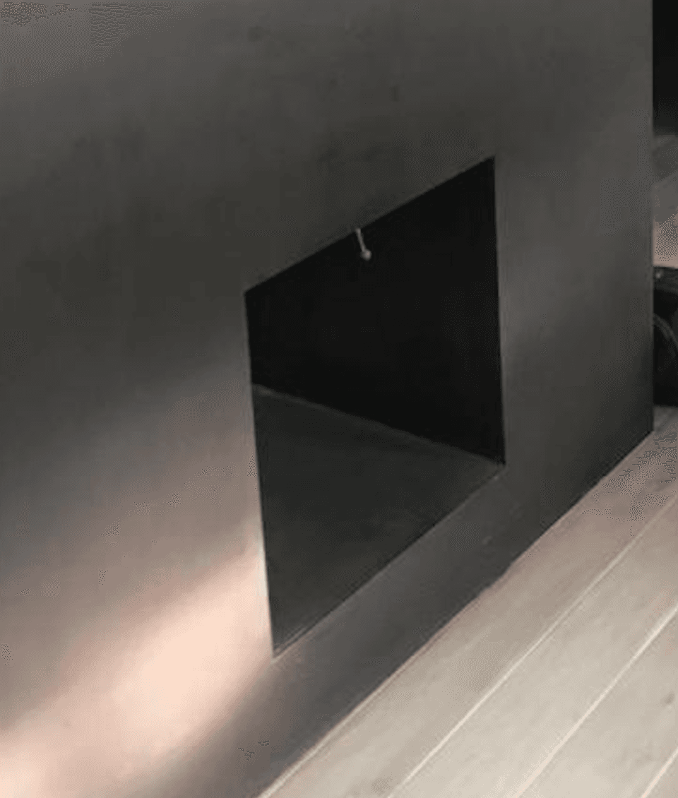 Hay un agujero en la pared que parece una chimenea.