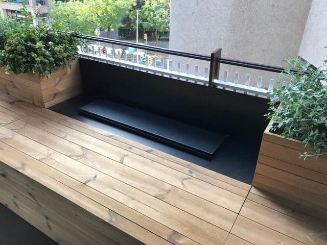 Chimenea a medida: gas en una bancada de madera de terraza