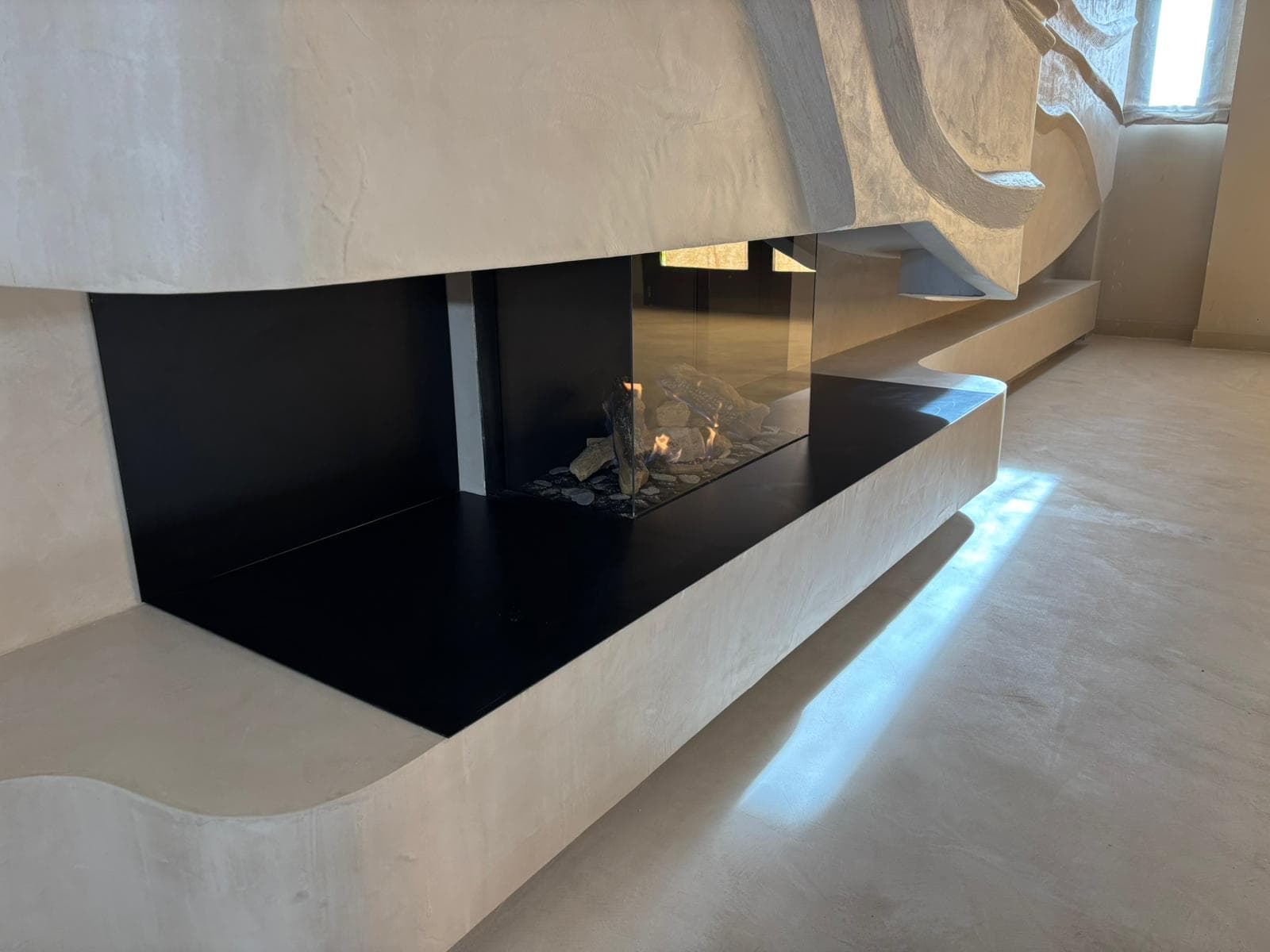 Gas fireplace in a sculpted wall · 4