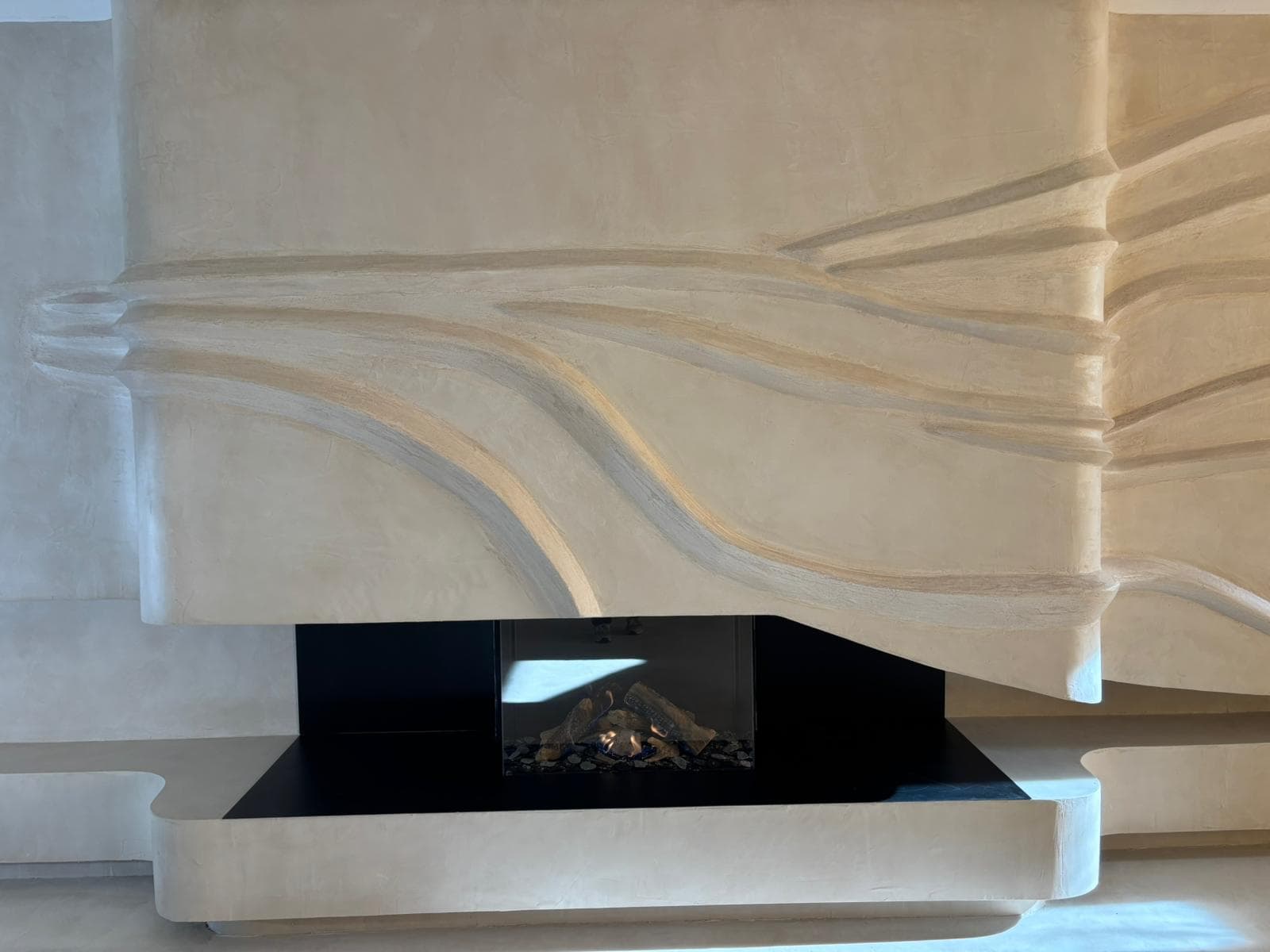 Gas fireplace in a sculpted wall · 5