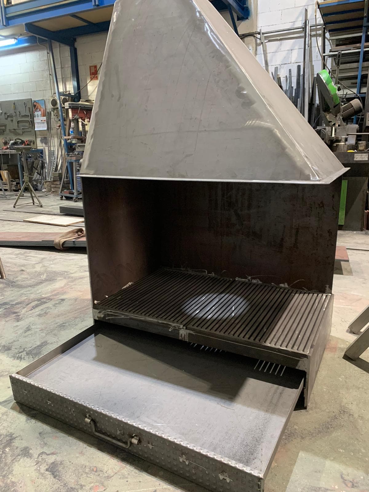 Chimenea a medida: casete de leña en el taller, antes de instalarlo