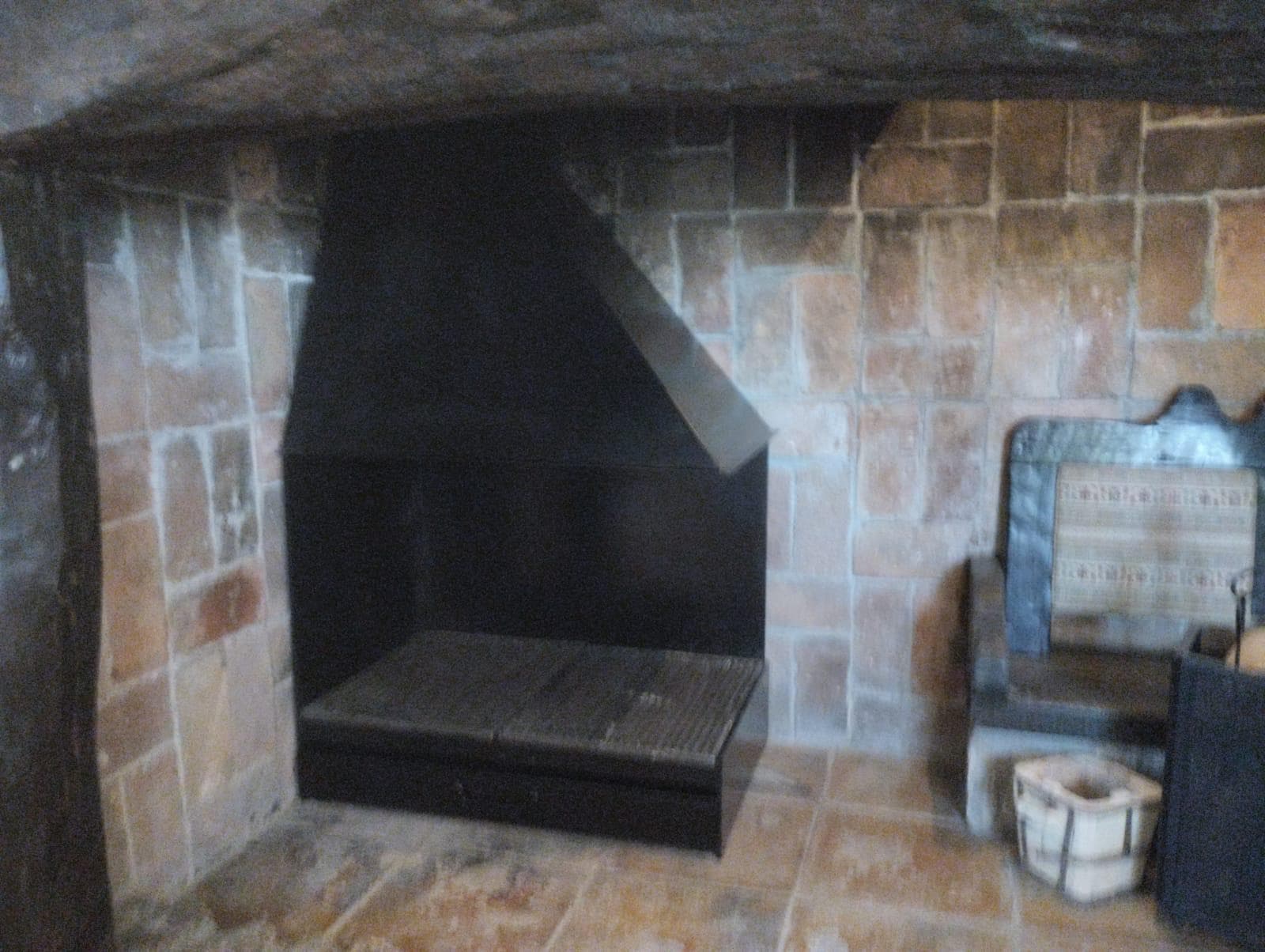 Proyecto de Clima Difusión: casete a medida en una chimenea de piedra