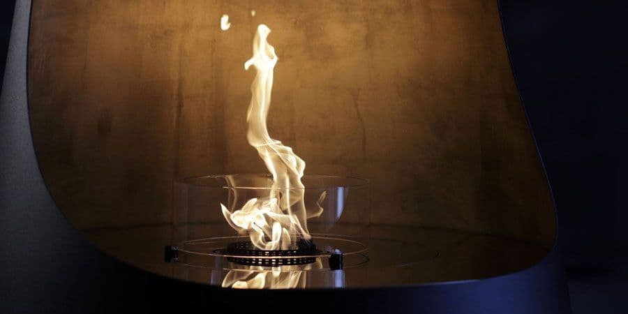 Llama de un quemador de bioetanol en una chimenea de diseño