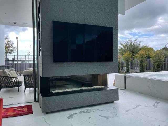 Projecte real: xemeneia de gas estanca de tres cares al costat de la piscina