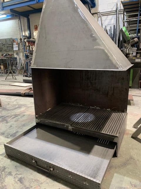 Casete de leña fabricado a medida, en el taller antes de su instalación