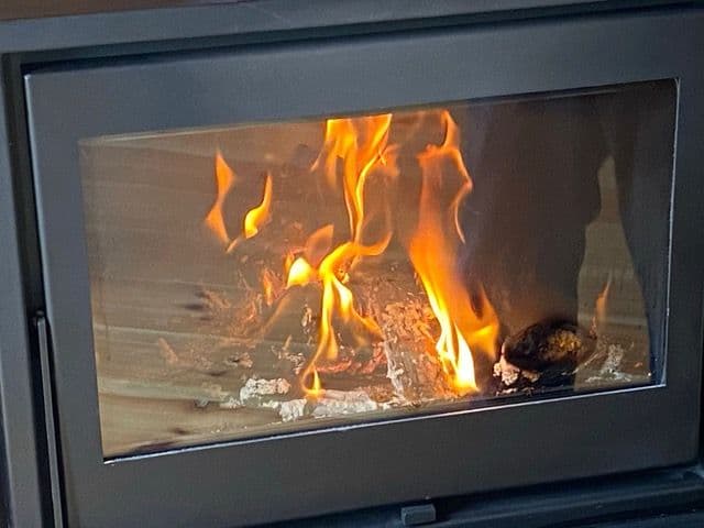 ¿Buscas Diseño en Chimeneas Modernas de Leña? ¡Te Contamos Cómo Elegir la Mejor para tu Salón!