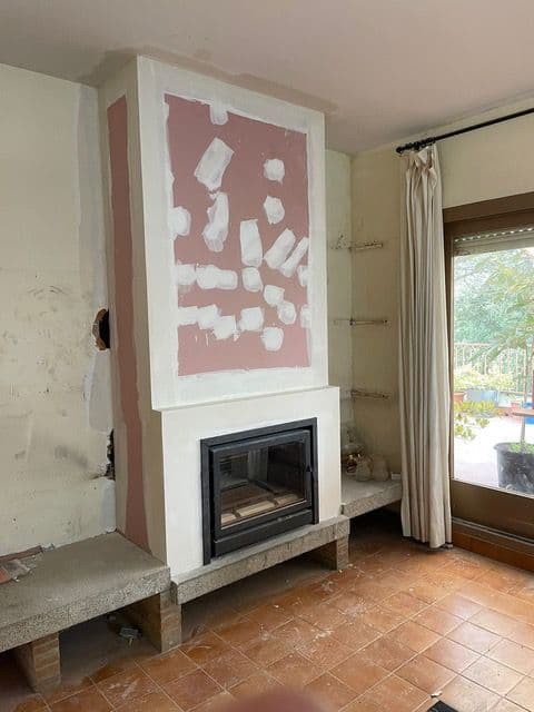 Chimenea de leña antigua cerrada con un casete nuevo y un revestimiento de pladur
