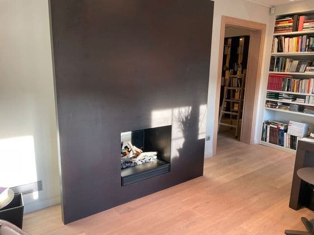 Chimenea de gas: atmosférica enmarcada en un panel negro