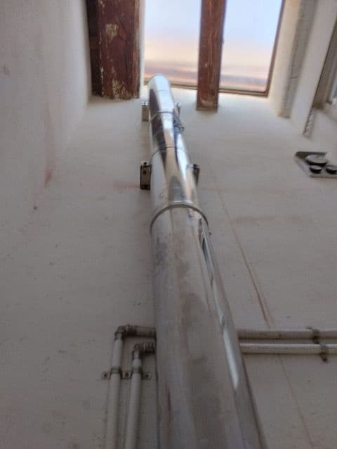 Tubo doble aislado de acero inoxidable de una salida de humos nueva hacia la cubierta