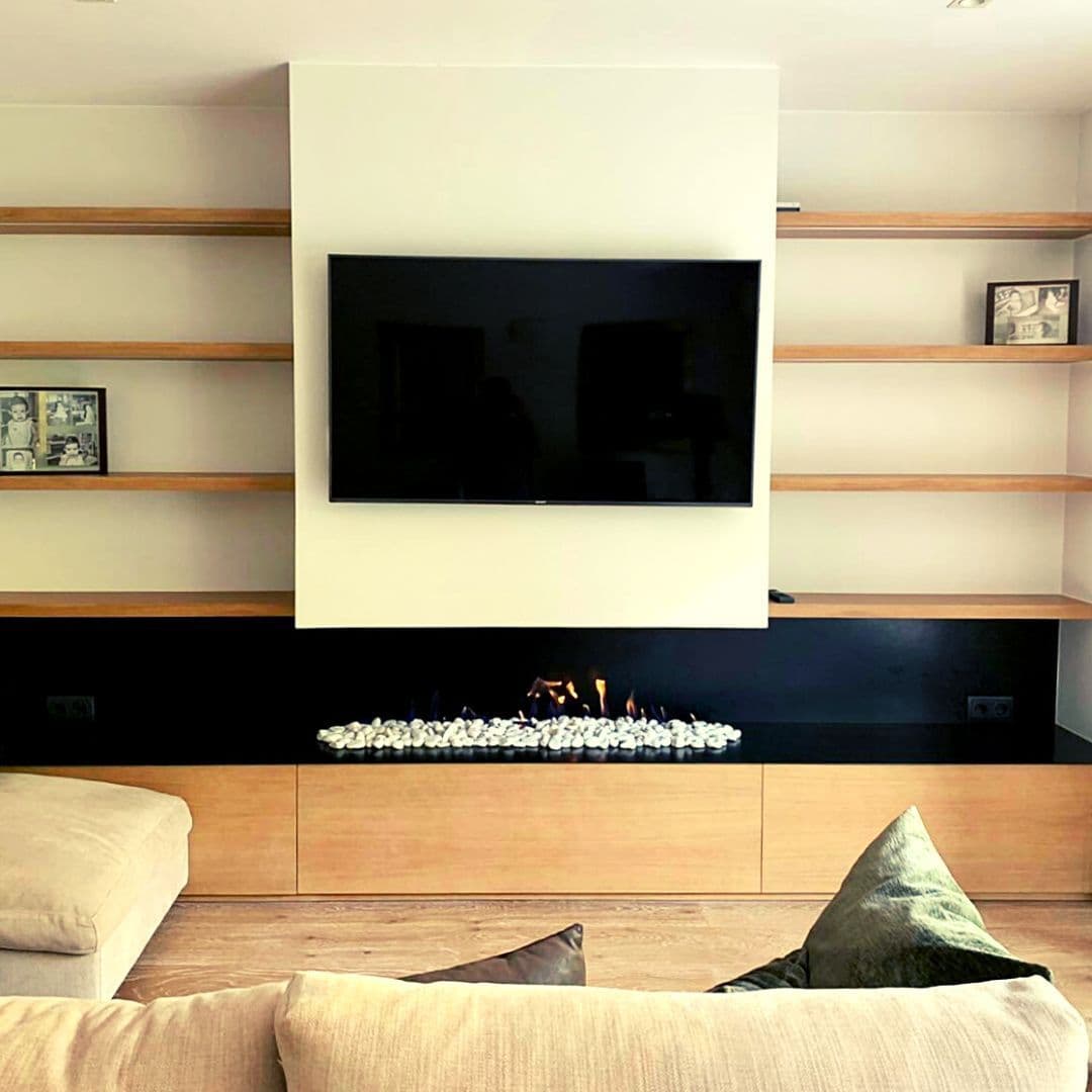 Chimenea a medida: mueble de hierro bajo el televisor (Barcelona)