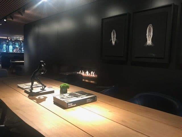 Xemeneia de gas atmosfèrica lineal al vestíbul d'un hotel (Barcelona)
