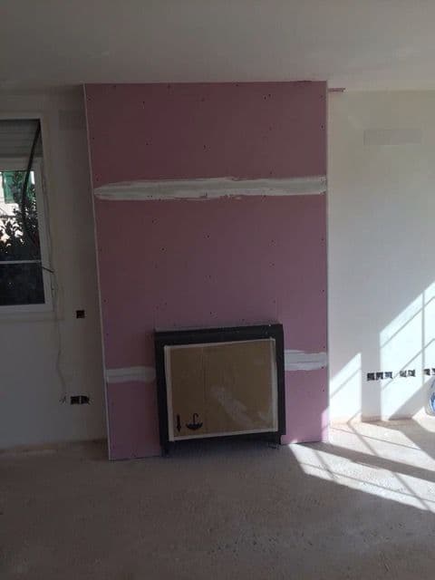 Estructura de pladur preparada en obra para una chimenea de gas de formato clásico