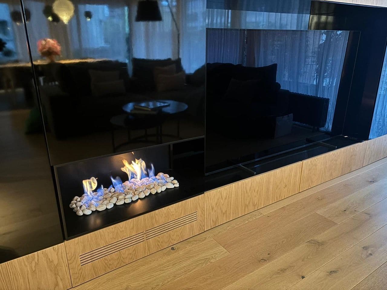 Chimenea de gas: atmosférica sin cristales junto al televisor (Barcelona)