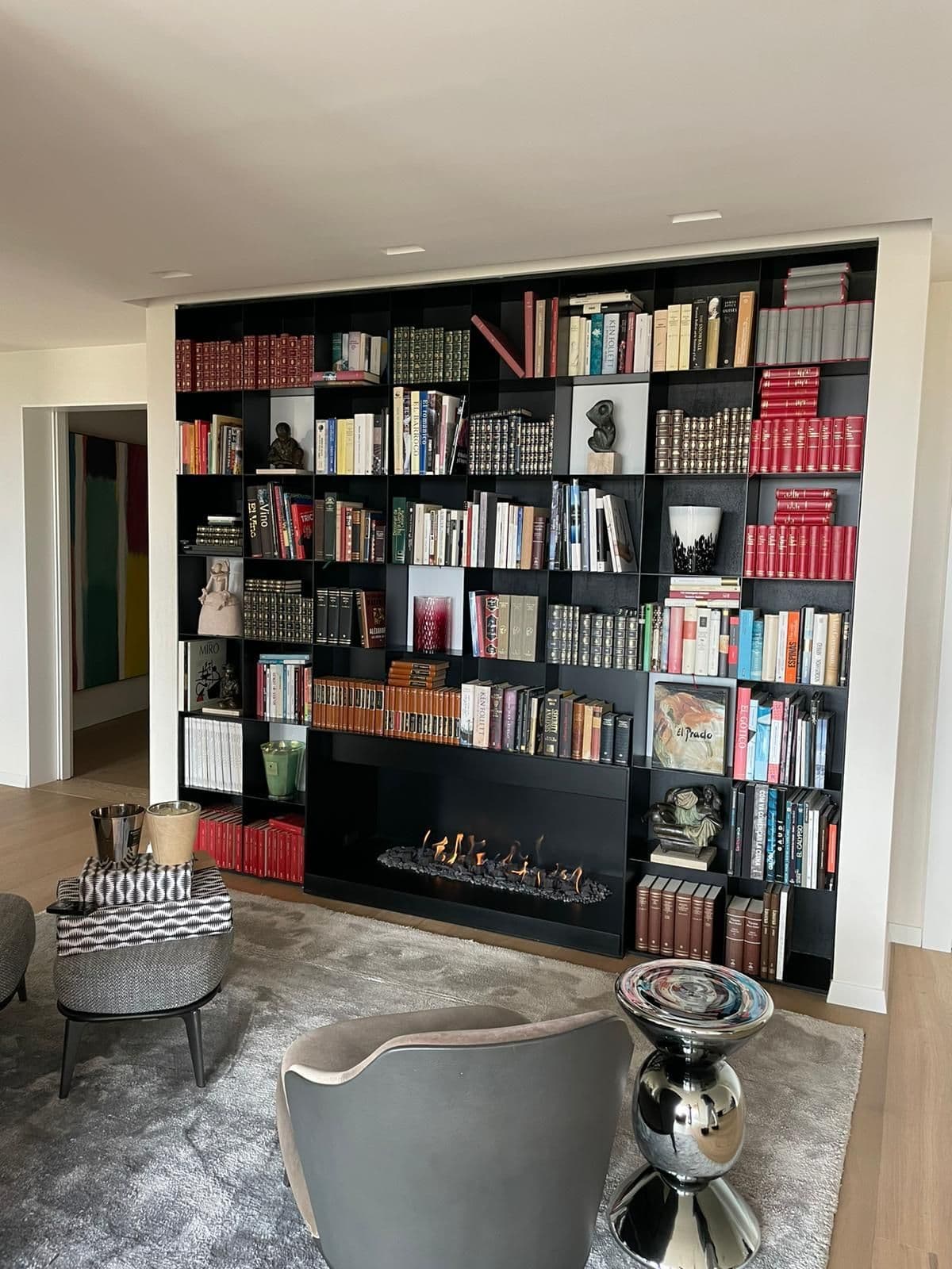 Chimenea a medida: librería de hierro alrededor del fuego (Barcelona)