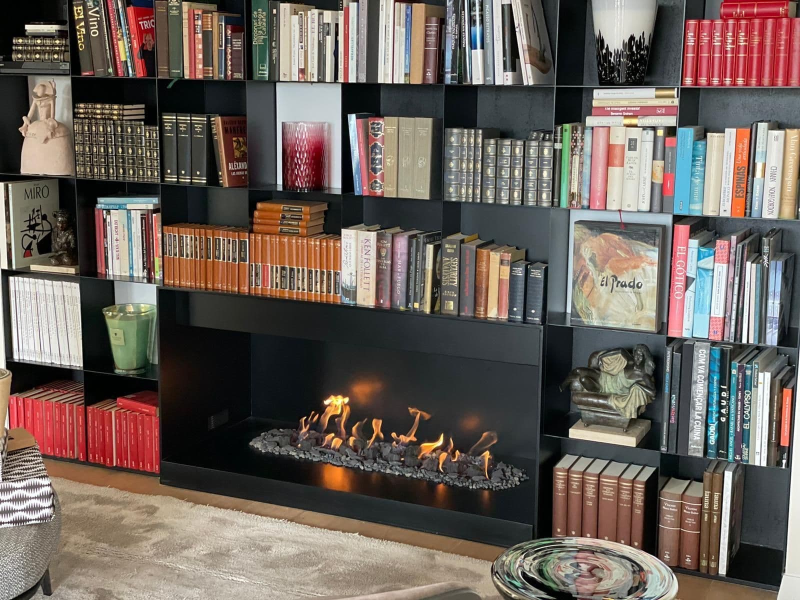 Chimenea de gas atmosférica integrada en una librería de hierro hecha a medida en Barcelona