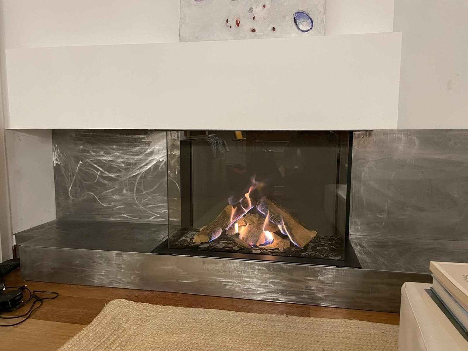 Instalación de chimenea: tres caras sobre bancada de hierro (Premià de Mar)