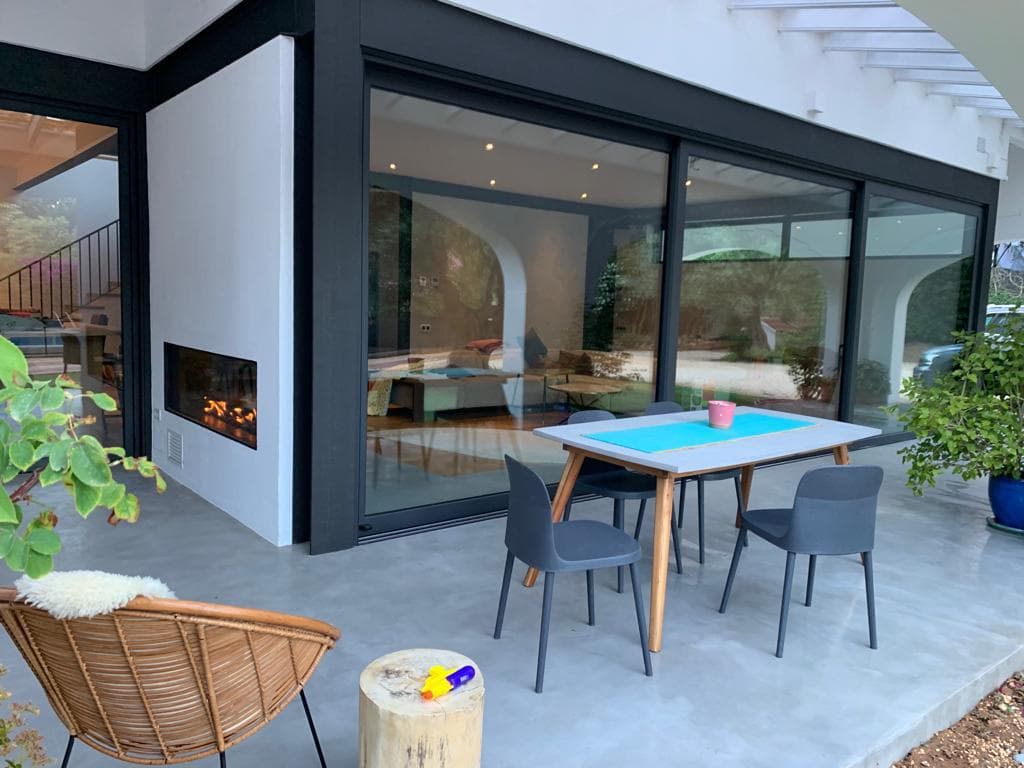 Instalación de chimenea: visión desde el salón y desde la terraza