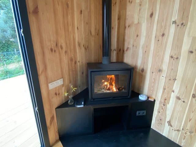 Instalación de chimenea: casete esquinero sobre bancada de hierro