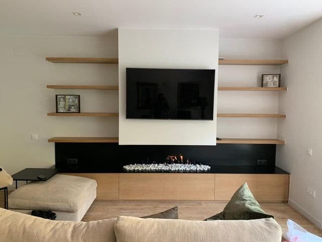 Chimenea de gas: atmosférica lineal con estantes de madera · foto 2/2